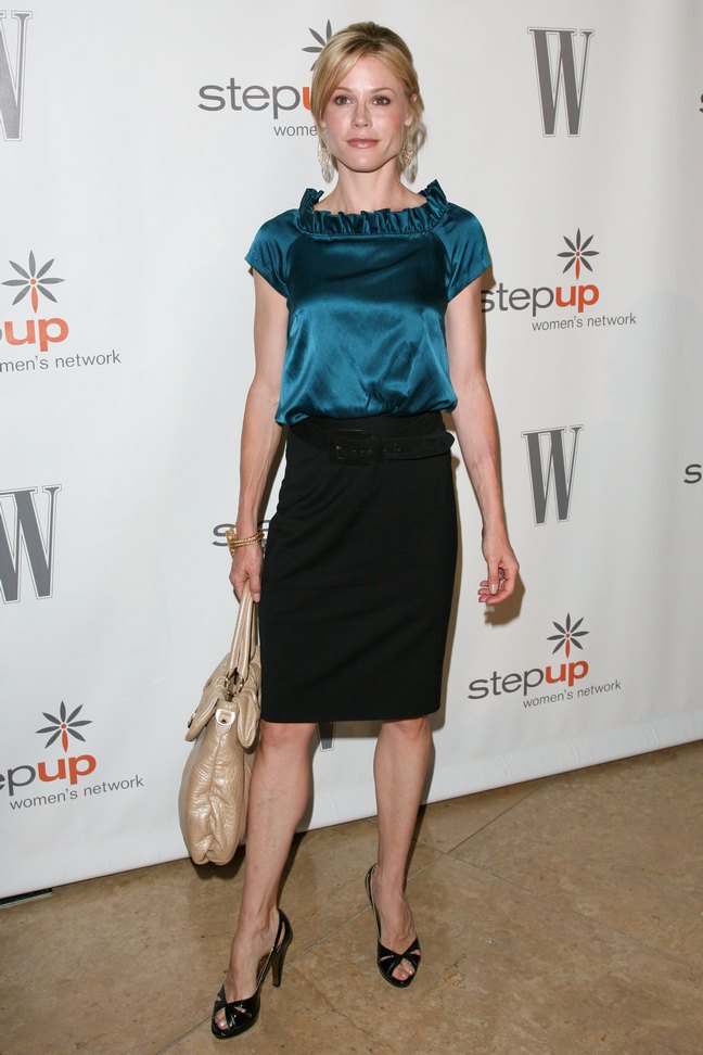 Julie Bowen, black skirt, green blouse, black heels, beige purse